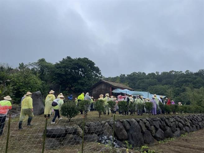 金山聖德宮今舉辦「半嶺訪源」百二步嶺古道行腳活動。（新北市民政局提供）