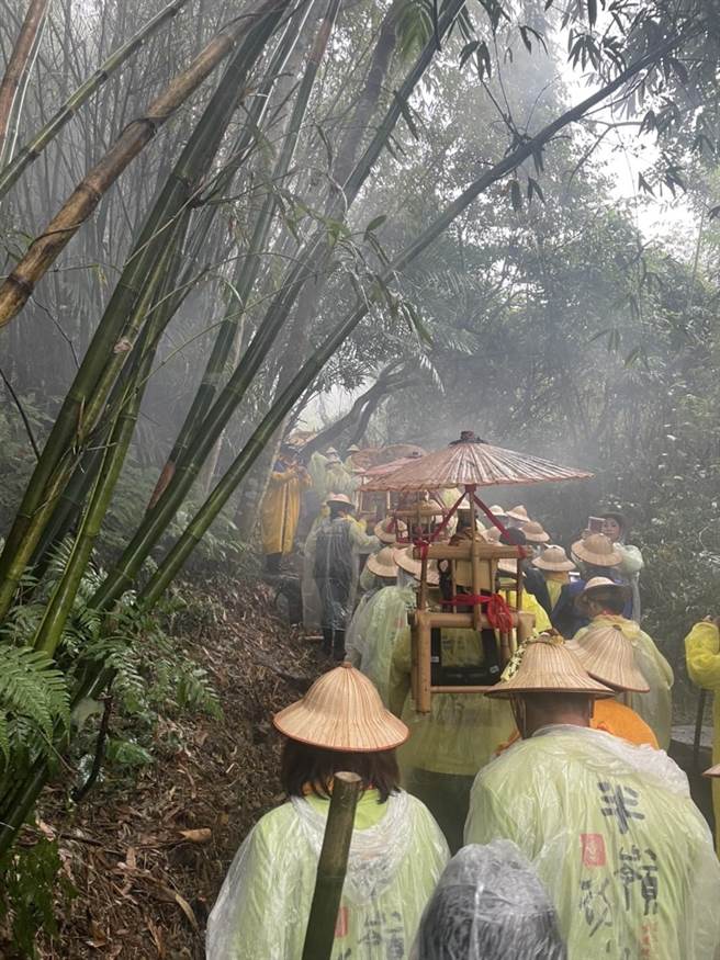 金山聖德宮今舉辦「半嶺訪源」百二步嶺古道行腳活動。（新北市民政局提供）