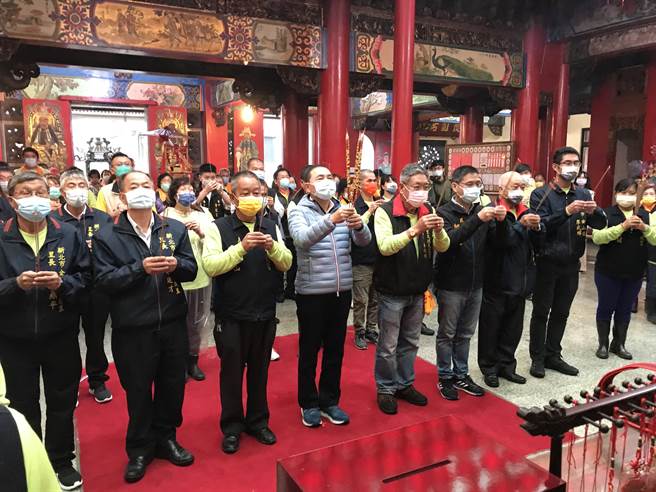 侯友宜至聖德宮參拜，祈求國泰民安。（新北市民政局提供）