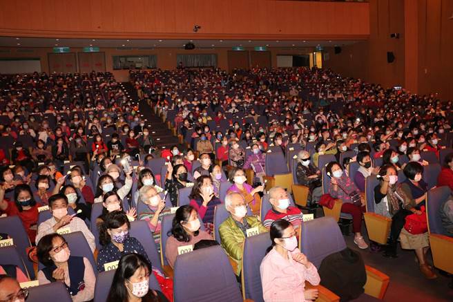让奉献成为一种荣耀公益演场会新北市府开唱，志工们听得如痴如醉。（叶德正摄）