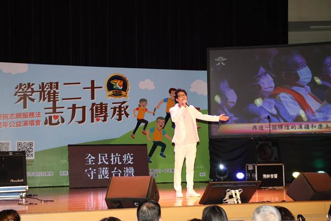 木工歌手陈思玮高歌古月照今尘和我是一只小小鸟等名歌， 清扬高亢的嗓音引起全场志工热烈的掌声。（叶德正摄）