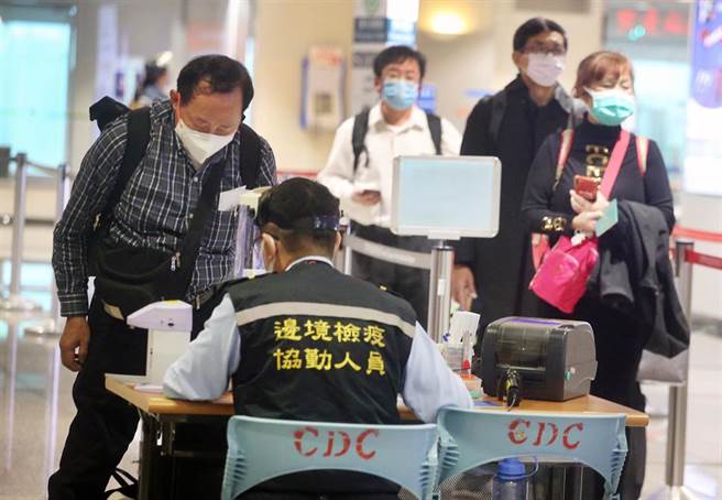 在桃園機場入境管制區內，剛下機的旅客正在排隊查驗入境健康資料。（范揚光攝）（圖中非新聞當事人）
