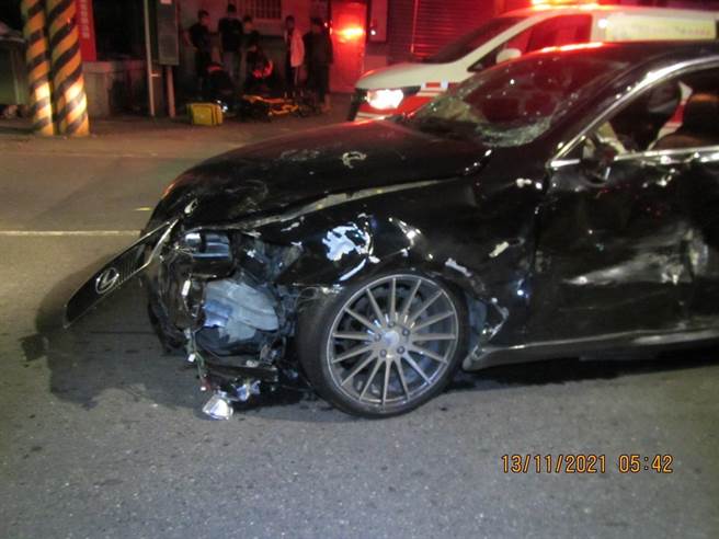 高雄市又发生酒驾重大车祸，黄姓男子酒驾撞骑士夫妻，造成夫妻伤重不治，黄男座车车头毁损、车身凹陷。（翻摄照片／石秀华高雄传真）