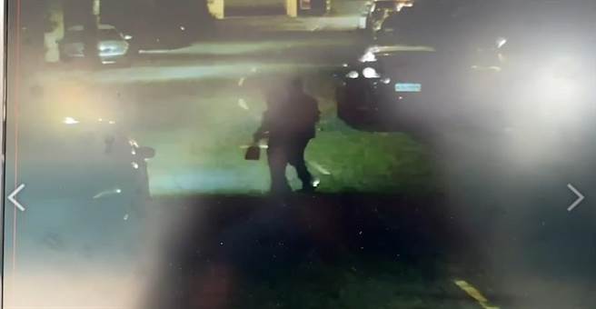 酒驾肇事撞死柴犬达人夫妻的黄姓男子和张姓少年在案发前从复合式钓虾场KTV出来后，酒驾开车上路的画面。（翻摄照片／石秀华高雄传真）