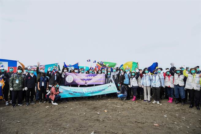 行政院环保署长张子敬、桃园市长郑文灿带领14国驻台使节一起到观音滨海游憩区净滩，清出不少垃圾及回收物。（陈梦茹摄）