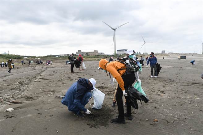 14国驻台代表于13日一起到桃园观音观音滨海游憩区进行净滩活动。（陈梦茹摄）
