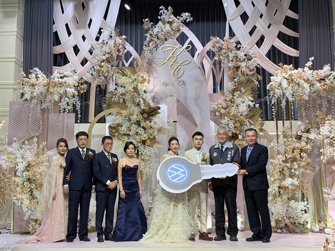 奇果精品公司负责人薛文娸为响应桃园市府提升妇女健康照护，于12日的婚宴上办理受赠仪式，由副市长李宪明代表受赠。（桃园市卫生局提供／陈梦茹桃园传真）