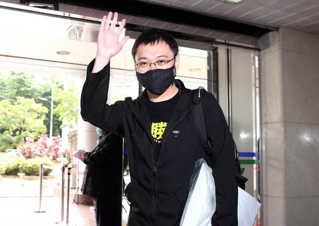 公投意见发表会今日举行，首先是公投第17案「您是否同意核四启封商转发电？」进行辩论，正方代表黄士修表示，首先有关核灾，福岛核灾至今10年，没有人因为福岛而死亡以及得到癌症，如果知道这样还会反对核能吗？（姚志平摄）