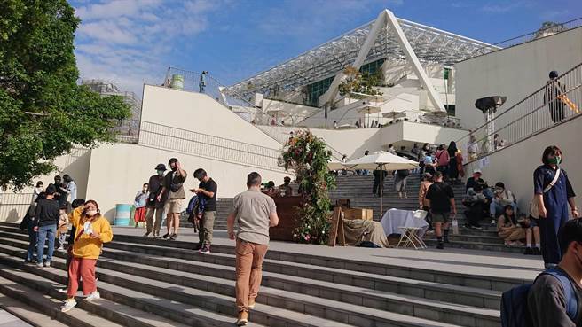 南美2館的森山文創市集吸引大批人潮。（程炳璋攝）