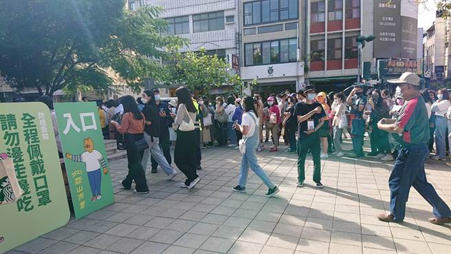 森山文創市集在南美2館登場，今年入口處控管人數。（程炳璋攝）