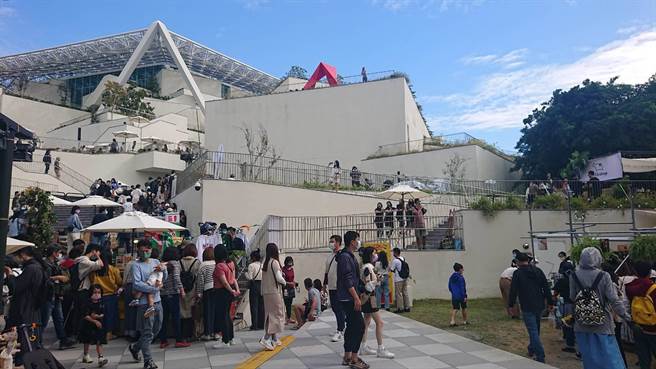 號稱全台最美的森山文創市集開幕，整個下午湧入3萬人次。（程炳璋攝）