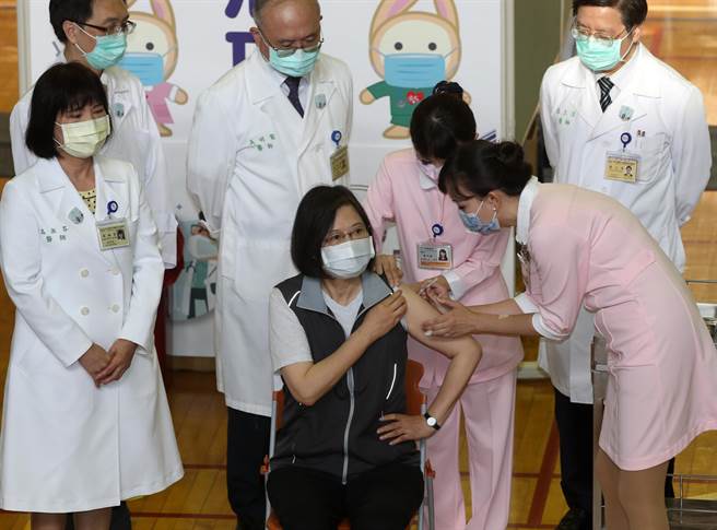 指揮中心昨宣布，因應民眾緊急出國需求，曾接種1劑或2劑高端疫苗，間隔28天即可依外國要求，混打2劑AZ、BNT、莫德納疫苗。圖為蔡英文總統接種第2劑高端疫苗。（資料照，劉宗龍攝）