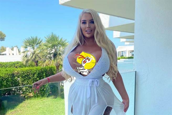 23岁的成人女模安柏声称自己是「整形成瘾者」，胸部尺寸已经升级成36NN罩杯，重量超过6公斤，但她还不满足。（图片翻摄自IG/@ambermayy_1）