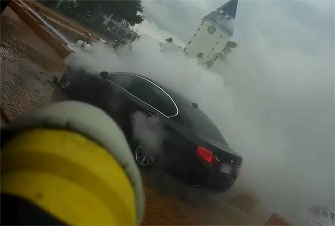 新北市淡水碼頭13日下午發生火燒車，一輛BMW因不明原因突然起火，車頭幾乎被燒毀。（翻攝照片）