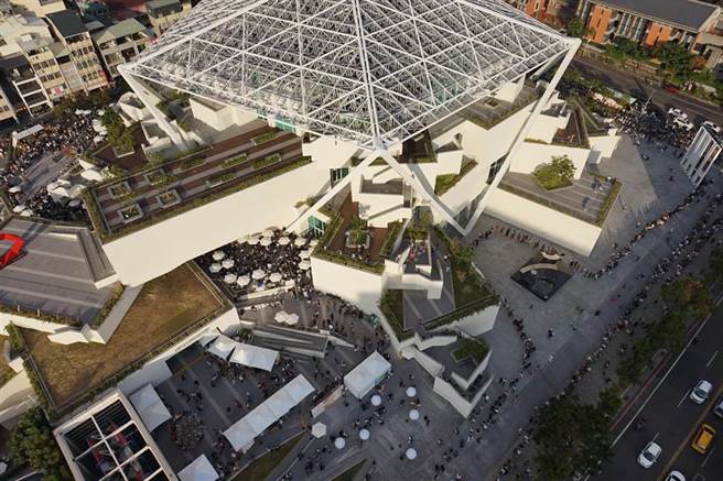 台南市交通局罕見出動空拍機監控森山文創市集活動人潮。（台南市交通局提供／程炳璋台南傳真）
