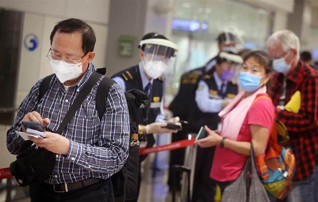 在桃園機場入境管制區內，剛下機的旅客正在上網登錄入境健康資料。（范揚光攝）（圖中非新聞當事人）
