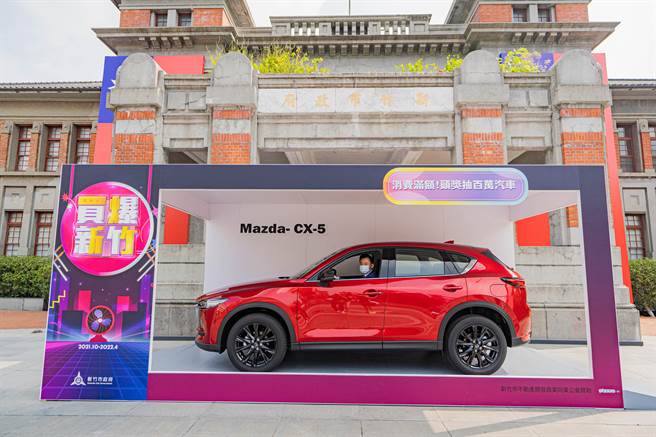 新竹市政府推出「買爆新竹」活動，線上登錄電子發票就有機會抽中百萬汽車等大獎，而活動開跑截至13日，發票登錄金額已突破1.7億元。（陳育賢攝）