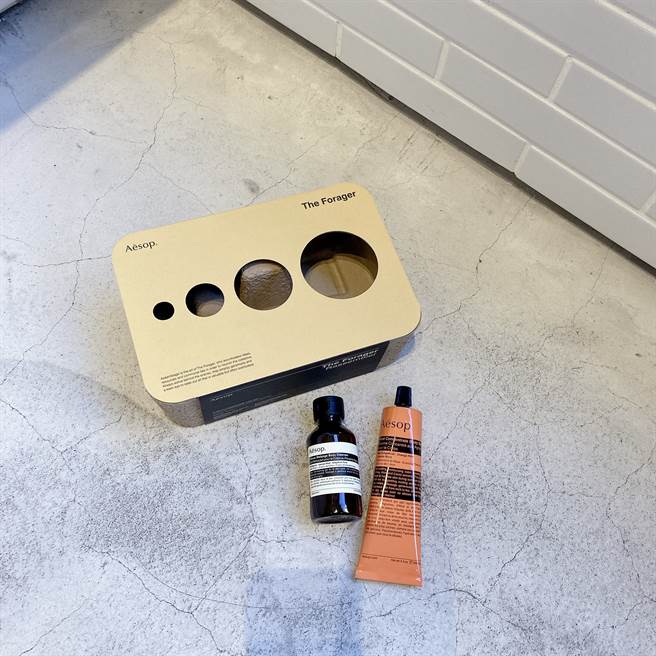 「智谋者」与全球草根倡导计画 Photographers Without Borders合作，礼盒中精选了两款沁心的柑橘身体配方，洁净、滋润全身肌肤，为使用者带来焕然一新的感官享受。（邱映慈摄）