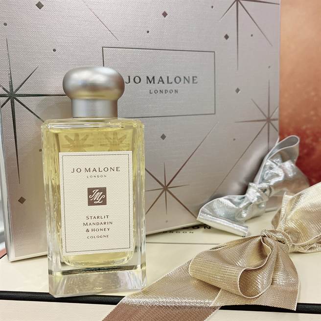 每年最令人期待的耶诞限定香氛，2021年Jo Malone London以最具耶诞节庆气息的柑橘馥奇调为主角，推出全新限量的星光柑橘与蜂蜜香水。（邱映慈摄）