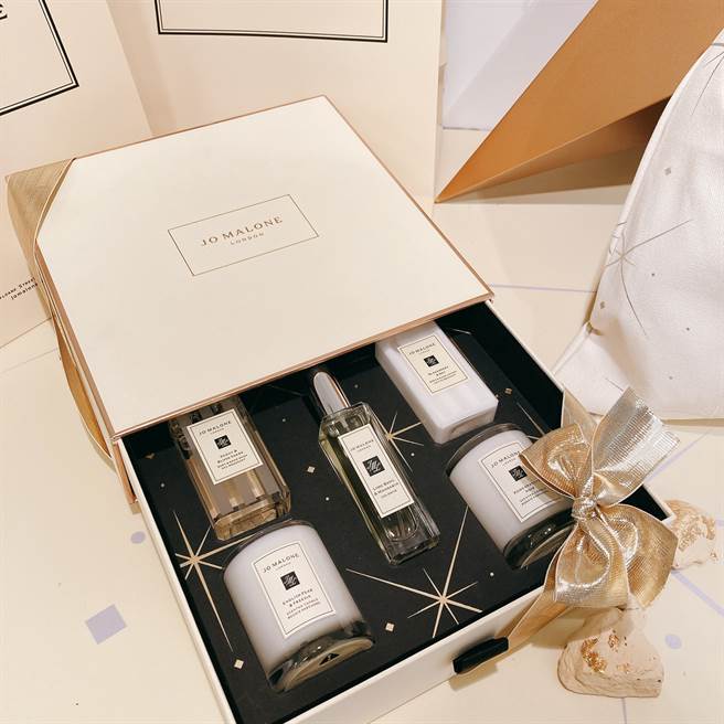 用五款明星香气，为自己打造一个专属的香氛之家，全新的拉展示设计让人耳目一新。包含：青柠罗勒与柑橘香水30ml、英国梨与小苍兰旅行蜡烛60g、黑石榴旅行蜡烛60g、牡丹与嫣红麂绒洁肤露100ml，以及黑莓子与月桂叶润肤乳100ml。（邱映慈摄）