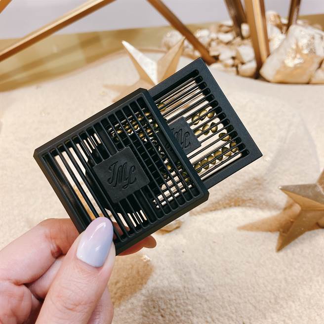 全新推出的「苦橙车用扩香」，让浓厚的圣诞节气息在回家的旅途中相伴。（邱映慈摄）
