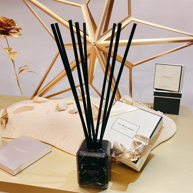 星光圣诞苦橙扩香是全新无液体扩香组，每一支都是採用专为扩散香气设计的特制精油与蜡混合物调制而成，搭配黑蜡藤枝让住家更时尚。（邱映慈摄）
