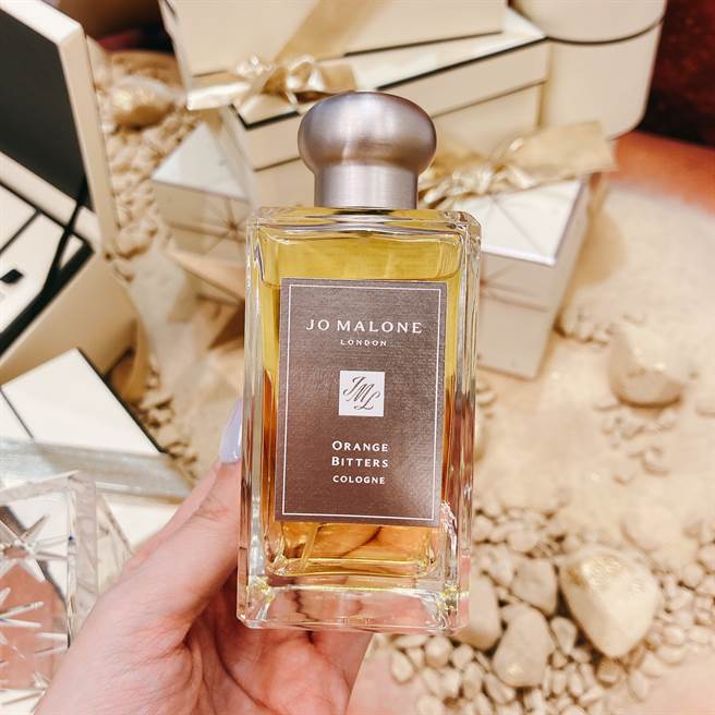 星光圣诞苦橙香水初期浅嚐到一点甜橙和成熟柑橘，接着加上一阵苦橙味，以衬托出丰富的梅香，和做为基调的檀香和琥珀香。（邱映慈摄）
