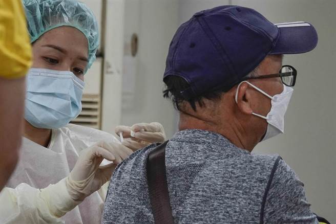 國內疫苗到貨量充足，雖然適逢周六假期，台北市成德市民活動中心接種站13日仍為市民提供服務，許多民眾前往施打莫德納疫苗。（黃子明攝）（圖中非新聞當事人）
