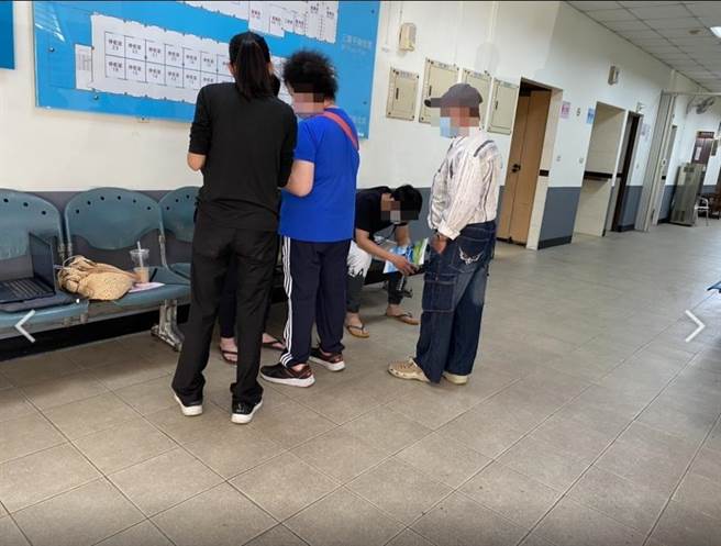 高雄黄姓男子酒驾夺走2条人命，不幸身亡的柴犬达人夫妻今天下午由检警进行相验，儿女抵达殡仪馆等候检方问讯。（石秀华摄）