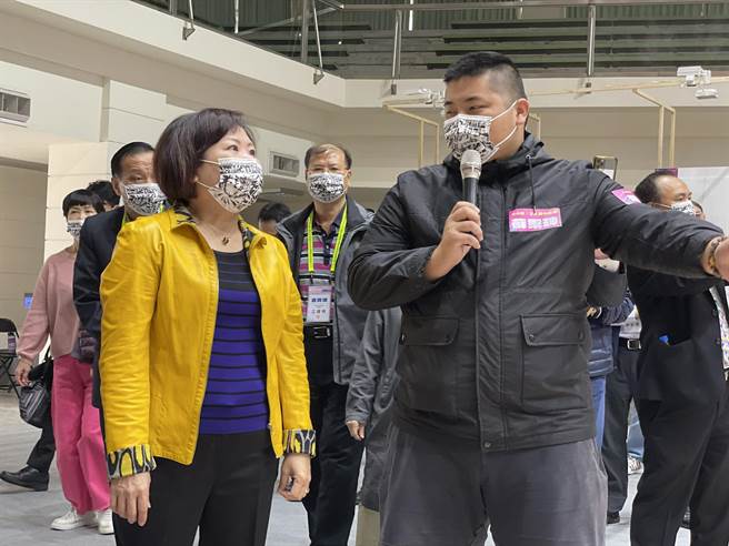 勞動部長許銘春13日（左）巡視全國技能競賽，為選手加油打氣。（賴佑維攝）