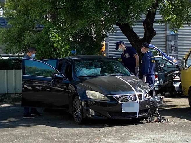 高市警方鑑识人员在派出所鑑识酒驾撞死人的黄男汽车。（石秀华摄）
