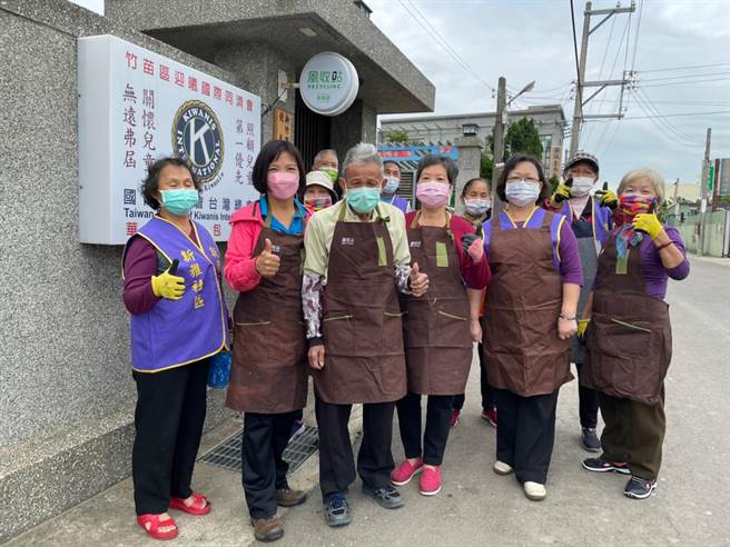 新竹巿北区新雅里高龄92岁的风收站阿公志工江龙金（左三），堪称竹市风收站最强志工。（新竹市政府提供／陈育贤新竹传真）
