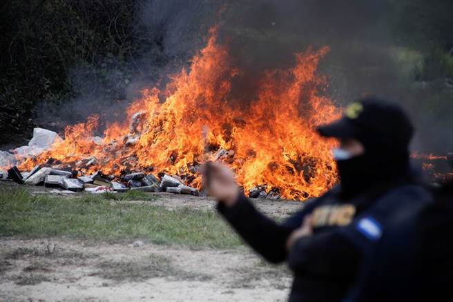 宏都拉斯日前公开焚毁超过3.3吨古柯碱，此举深获美国的心。(图／路透社)