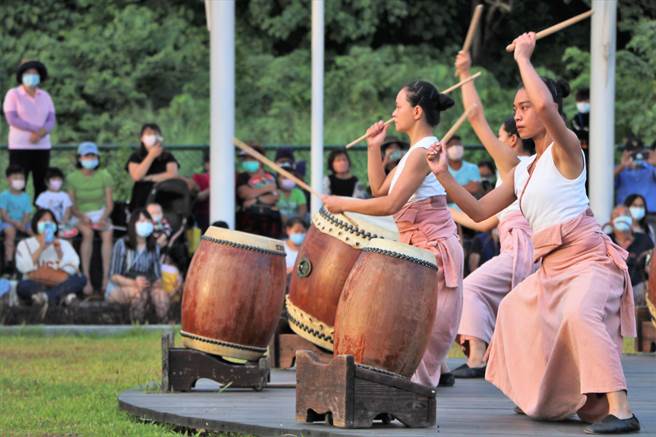 優人神鼓13日以「天地共舞」為題在屏東縣民公園戶外公演，吸引大批民眾爭睹國際級藝術饗宴。（謝佳潾攝）