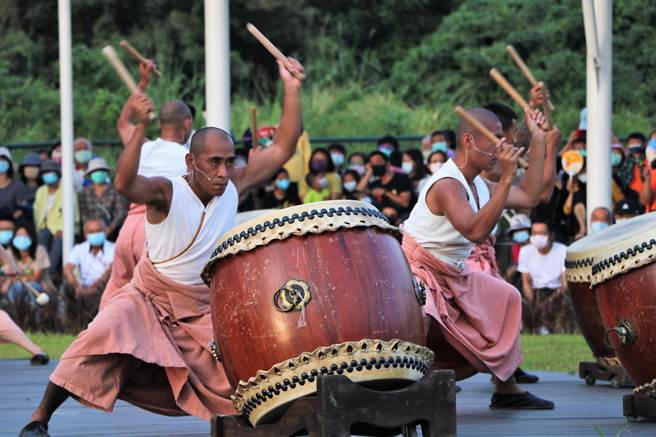 優人神鼓13日以「天地共舞」為題在屏東縣民公園戶外公演，吸引大批民眾爭睹國際級藝術饗宴。（謝佳潾攝）
