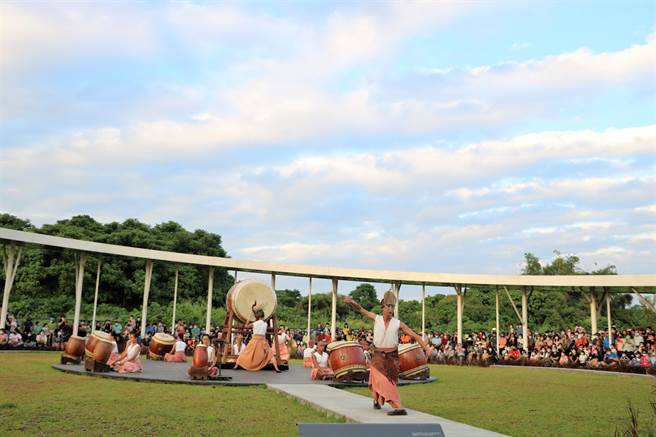 優人神鼓13日以「天地共舞」為題在屏東縣民公園戶外公演，吸引大批民眾爭睹國際級藝術饗宴。（謝佳潾攝）