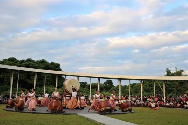 優人神鼓13日以「天地共舞」為題在屏東縣民公園戶外公演，吸引大批民眾爭睹國際級藝術饗宴。（謝佳潾攝）