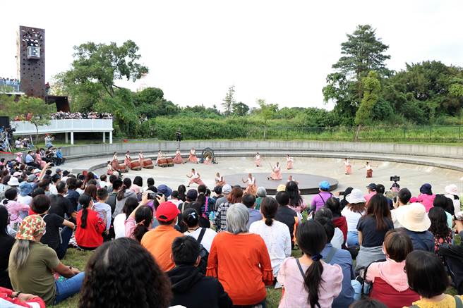 優人神鼓13日以「天地共舞」為題在屏東縣民公園戶外公演，吸引大批民眾爭睹國際級藝術饗宴。（謝佳潾攝）