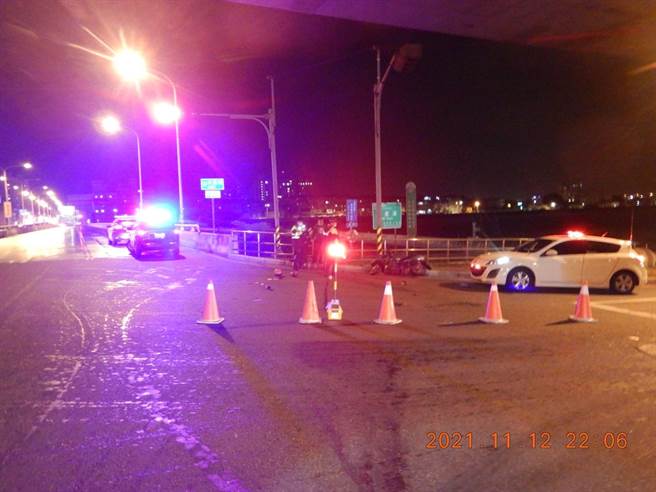 賴男12日在中市在大里橋與機車發生車禍。（民眾提供）