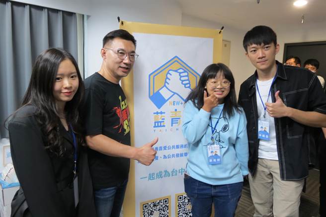 立委江启臣到国民党举办的「蓝青挺青年培训营」演讲，与会的青年朋友争相合影。（陈世宗摄）