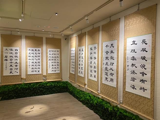 大陸無臂書法達人郭乙博作品來台展出。（周大觀文教基金會提供）
