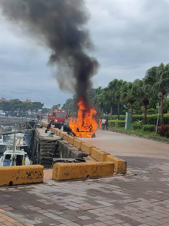 名貴轎車燃燒（翻攝照片／戴上容新北傳真）