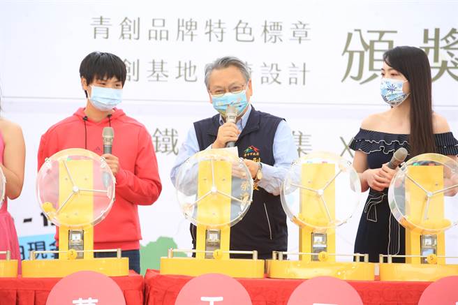 慶祝購物節消費登錄金額破百億元，市府加碼1組百萬現金獎，副市長令狐榮達現場call out恭喜。（陳世宗攝）