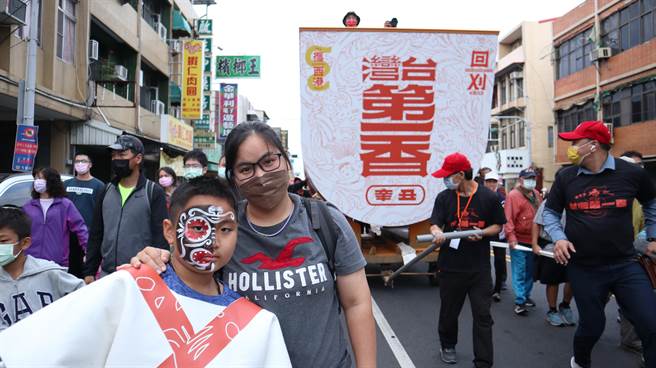 來自台南鹽水的謝小弟扮成西港慶安宮的范將軍參加踩街，直呼超新鮮。（張毓翎攝）
