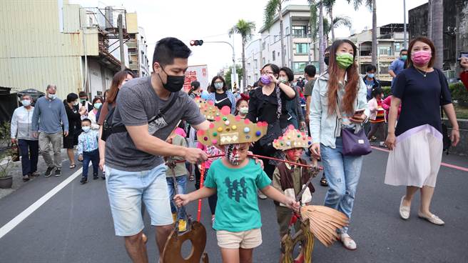 不少孩童打扮成Q版八家將參加踩街。（張毓翎攝）