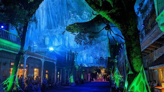 六福村力邀国际光雕艺术团队，首度在园区建置天幕投影，搭配烟雾瀰漫及灯光声效，增添惊悚诡谲氛围。（六福村提供）