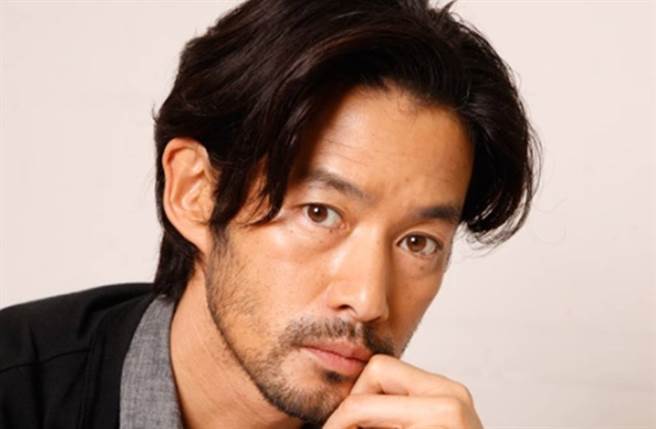 竹野内丰宣布退出合作26年的经纪公司「研音」。(图／翻摄自日网)