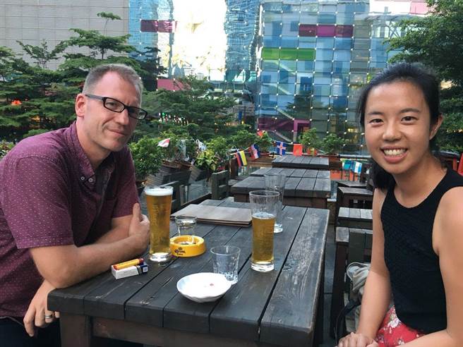 黄淑琳（右）在个人推特上发布的照片。（图片摘自推特）