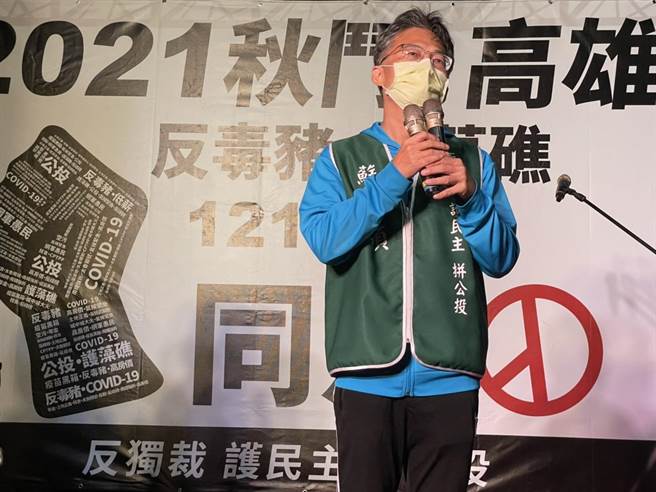 秋斗游行队伍13日傍晚从屏东步行至高雄，晚间在凤山火车站前举办「秋斗高雄开讲晚会」，反莱猪医师苏伟硕也到场向民眾喊话。（洪浩轩摄）