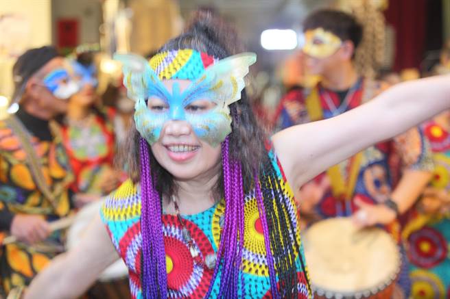 「菲律宾面具嘉年华」活动，今年从11月12日到28日在晴光市场、双城美食街举办。图为非洲舞团的舞者13日戴上创意面具在晴光市场入口处表演。（张铠乙摄）